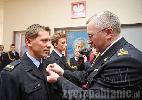 Starszy brygadier Andrzej Witkowski, komendant wojewódzki PSP, odznaczał pabianickich strażaków