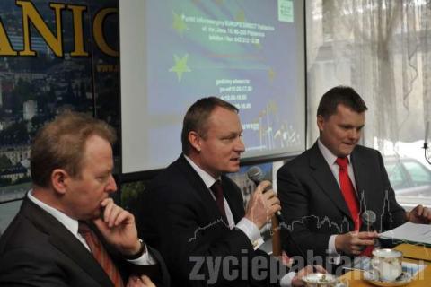 Eurodeputowani Janusz Wojciechowski i Bogdan Golik z wiceprezydentem Cichoszem