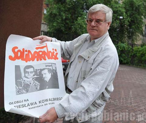 Wiesław Kowalski z plakatem Solidarności