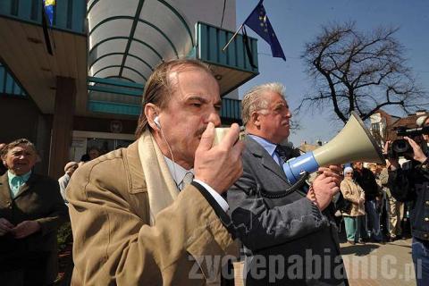 Ryszard Tkacz podczas protestu przed ratuszem