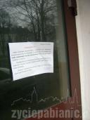 Na drzwiach domów administracja powiesiła ostrzeżenia przed oszustami