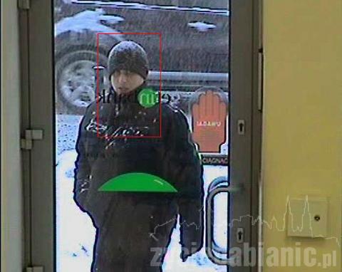 Zdjęcia z monitoringu mężczyzny, który w środę napadł na bank przy Zamkowej.