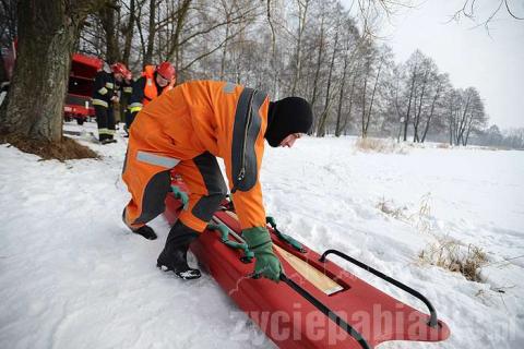 Strażacy trenowali na Lewitynie akcję wyławiania człowieka z zamarzniętego stawu