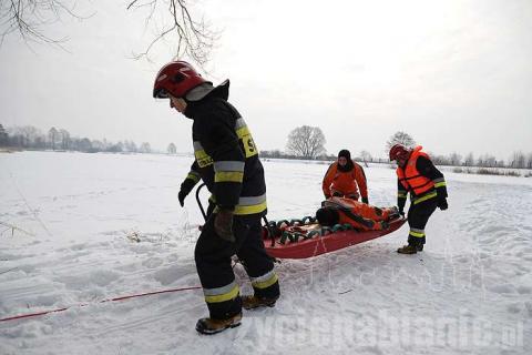 Strażacy trenowali na Lewitynie akcję wyławiania człowieka z zamarzniętego stawu