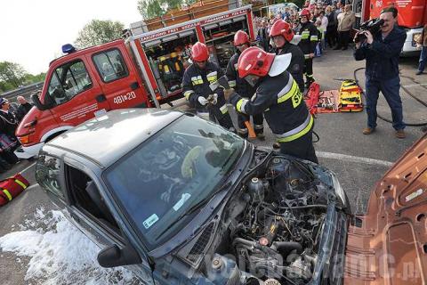 Pabianiccy strażacy zrobili pokaz ratownictwa drogowego podczas pikniku w Lewitynie.