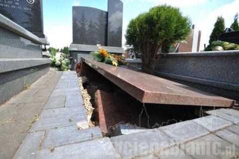 Kilkanaście grobów na cmentarzu komunalnym zostało podmytych przez deszczówkę