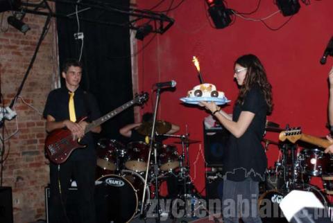 Kapela Cokolwiek i Tipsy Drivers podczas koncertu w klubie przy Grobelnej 8