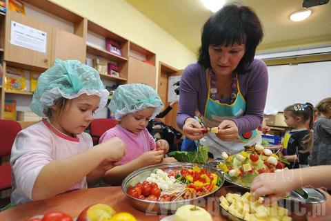 Przedszkolaki z Pabianic robiły kanapki, soki i sałatki owocowe na zajęciach w kuchni.