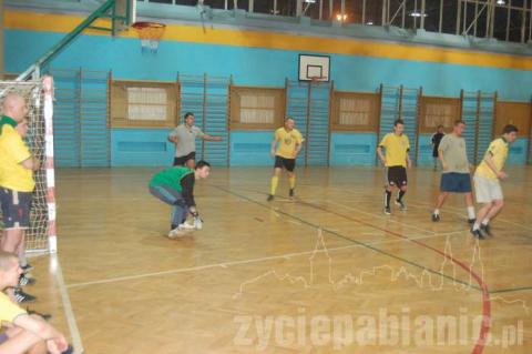 O sile FC Bugaj (żółte stroje) stanowi m.in napastnik Włókniarza Pabianice - Miłosz Stężycki (na zdjęciu pierwszy z prawej, podczas meczu z Dragonem)