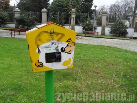 Takie pojemniki na pakiety do sprzątania psich kup są w Portugalii. Psich kup na trawnikach nie ma