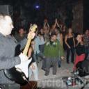 Kapela Cokolwiek i Tipsy Drivers podczas koncertu w klubie przy Grobelnej 8