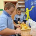 Przedszkolaki z Pabianic robiły kanapki, soki i sałatki owocowe na zajęciach w kuchni.