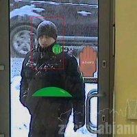 Zdjęcia z monitoringu mężczyzny, który w środę napadł na bank przy Zamkowej.