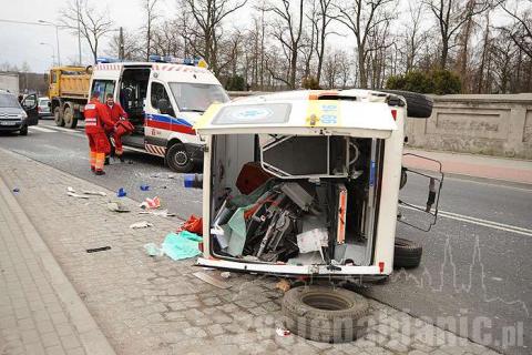 Tragiczny wypadek karetki w Konstantynowie Łódzkim. Pacjentka wypadła z karetki. Nie przeżyła.
