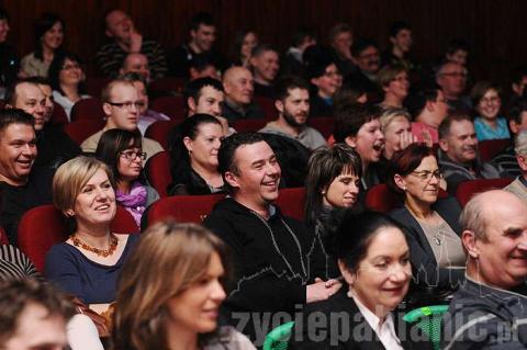 Pełna sala widzów oglądała występ kabaretu Ani Mru Mru w kinie Tomi. 