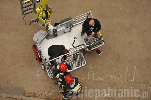 Strażacy użyli nowoczesnego podnośnika do ewakuacji pacjenta. 