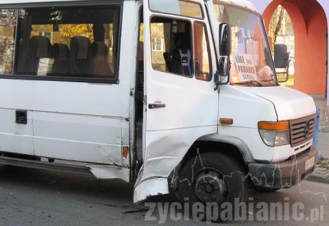 Opel astra wjechał w busa jadącego do Łodzi. Dwie osoby zostały ranne