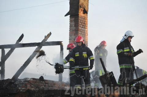 Kilkunastu strażaków gasiło pożar zabudowań gospodarczych w Dobroniu Dużym. Zagrożone były również budynki mieszkalne.