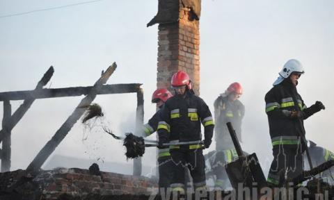 Kilkunastu strażaków gasiło pożar zabudowań gospodarczych w Dobroniu Dużym. Zagrożone były również budynki mieszkalne.