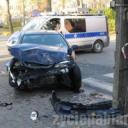 Opel astra wjechał w busa jadącego do Łodzi. Dwie osoby zostały ranne