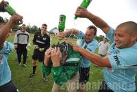 Piłkarze polewają szampanem prezesa Kosmalę
