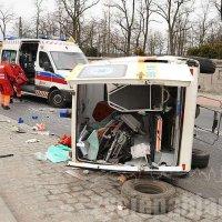 Tragiczny wypadek karetki w Konstantynowie Łódzkim. Pacjentka wypadła z karetki. Nie przeżyła.