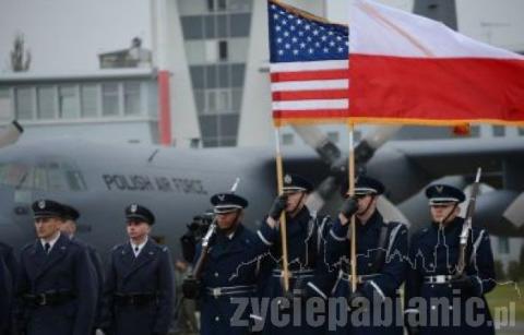 Amerykańscy żołnierze meldują się w Łasku