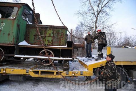 Prawie 50-letnią lokomotywę manewrową potężny dźwig ustawił na składzie złomu. To będzie eksponat. 