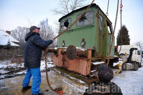 Prawie 50-letnią lokomotywę manewrową potężny dźwig ustawił na składzie złomu. To będzie eksponat. 