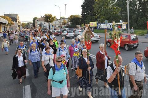 Pątnicy z Pabianic w poniedziałek rano ruszyli na Jasną Górę.