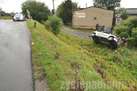 24-letni kierowca i dostosował prędkości do warunków panujących na drodze i spadł z nasypu na ul. Lutomierskiej. Nic mu się nie stało