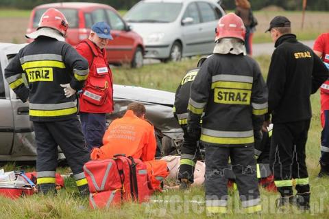 Ciężko ranny uczestnik wypadku samochodowego w Mogilnie Dużym został zabrany do szpitala śmigłowcem LPR