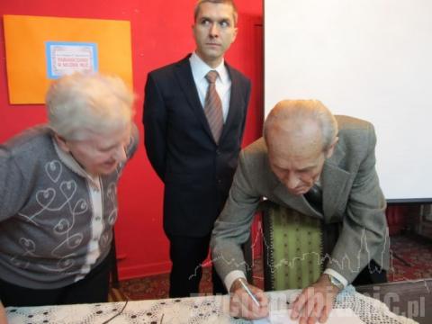 Jan Jagusiak składa autograf z dedykajcją