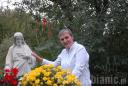 W swoim ogrodzie nad Zalewem Sulejowskim ma rzeźby aniołów, Matki Boskiej i Jezusa
