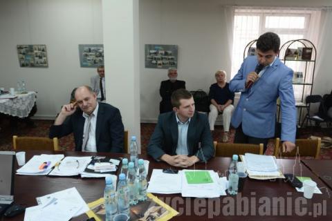 57-letni Koczur (z lewej) musiał wysłuchać uwag pod swoim adresem od 32-letniego Mieszkalskiego (z prawej)