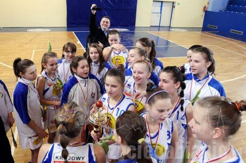 Koszykarki PTK pod wodzą Marioli Szymańskiej wygrały wojewódzką ligę młodziczek.