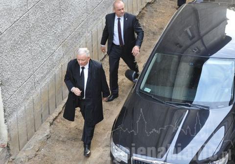 Jarosław Kaczyński wjechał (raczej jego szofer) na podwórko MOK-u skodą superb. Spóźnił się 50 minut.