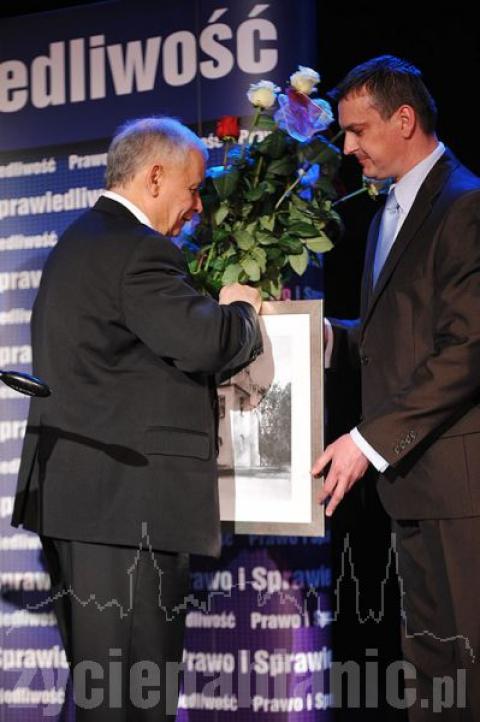 Jarosław Kaczyński dostał grafikę z pabianickim Zamkiem