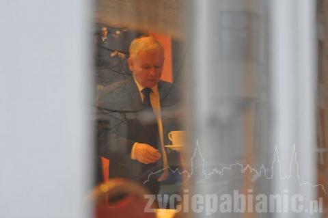Jarosław Kaczyński podczas tajnego spotkania popijał herbatę