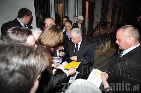 Jarosław Kaczyński około 20.30 rozdał kilka autografów i pojechał złozyc kwiaty pod tablicą upamiętniającą katastrofę w Smoleńsku