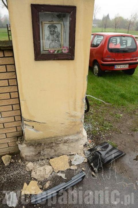 Dwie osoby ranne w wypadku w Dobroniu. 20-letni kierowca opla wjechał w betonowe ogrodzenie.