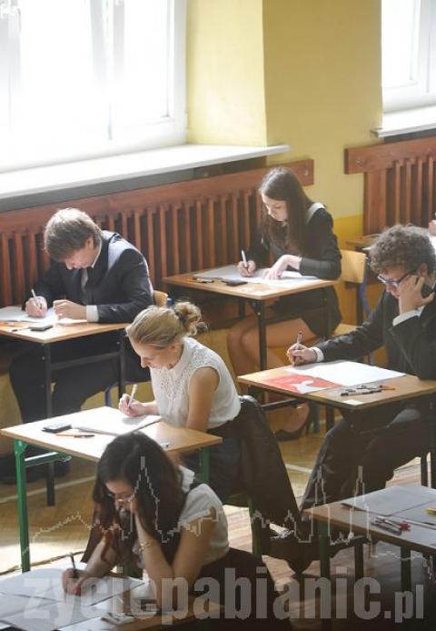 Uczniowie II LO w Pabianicach piszą maturę z matematyki w sali gimnastycznej