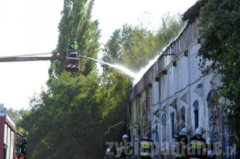 Paliły się stare budynki przy ul. Weglowej. W akcji brało udział kilkudziesięciu strażaków