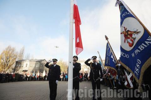 Pabianiczanie uczcili rocznicę odzyskania niepodległości. Strażnicy miejscy wciągnęli flagę na maszt.