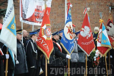 Pabianiczanie uczcili rocznicę odzyskania niepodległości. Strażnicy miejscy wciągnęli flagę na maszt.