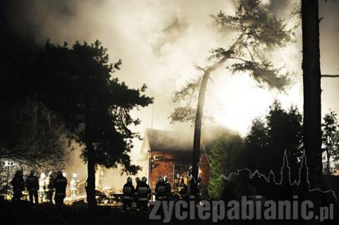Zapalił się dom przy ulicy Jesiennej w Pabianicach. Gasiło 50 strażaków.