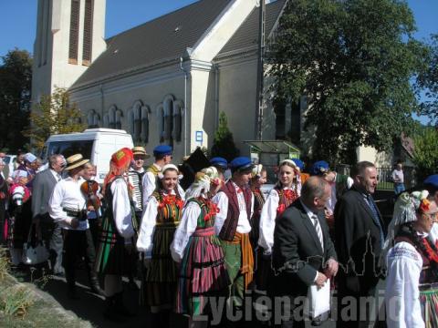 Delegacja z Pabianic maszeruje na festyn