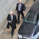 Jarosław Kaczyński wjechał (raczej jego szofer) na podwórko MOK-u skodą superb. Spóźnił się 50 minut.