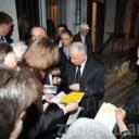 Jarosław Kaczyński około 20.30 rozdał kilka autografów i pojechał złozyc kwiaty pod tablicą upamiętniającą katastrofę w Smoleńsku