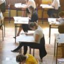 Uczniowie II LO w Pabianicach piszą maturę z matematyki w sali gimnastycznej